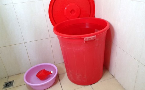 Nhiều khu dân cư ở Hà Nội hoang mang vì nước máy có mùi nhựa cháy - Ảnh 1. Nhiều khu dân cư ở Hà Nội hoang mang vì nước máy có mùi nhựa cháy - Ảnh 1.