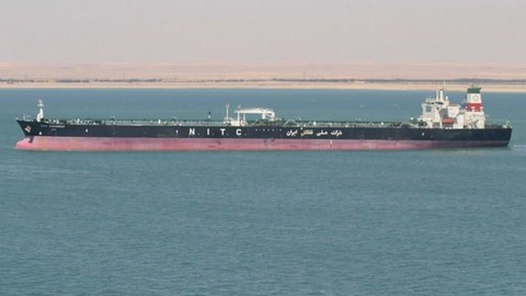 Iran nói tàu chở dầu bị trúng tên lửa, giá dầu tăng ngay - Ảnh 1. Iran nói tàu chở dầu bị trúng tên lửa, giá dầu tăng ngay - Ảnh 1.