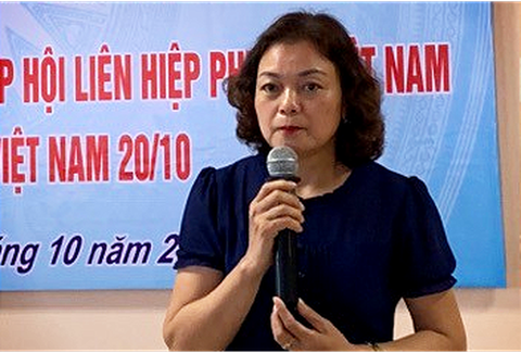 Trao giải thưởng cho nữ công nhân làm lợi cho công ty 300 triệu/năm - Ảnh 1. Trao giải thưởng cho nữ công nhân làm lợi cho công ty 300 triệu/năm - Ảnh 1.