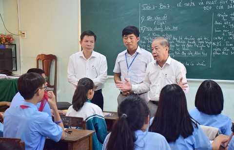 Chủ tịch tỉnh Thừa Thiên - Huế đi dự giờ đột xuất để biết thầy trò muốn gì - Ảnh 1. Chủ tịch tỉnh Thừa Thiên - Huế đi dự giờ đột xuất để biết thầy trò muốn gì - Ảnh 1.
