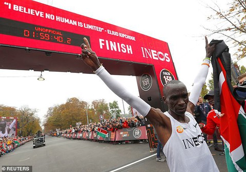 Kipchoge vượt lằn ranh đỏ, đột phá giới hạn con người - Ảnh 1. Kipchoge vượt lằn ranh đỏ, đột phá giới hạn con người - Ảnh 1.