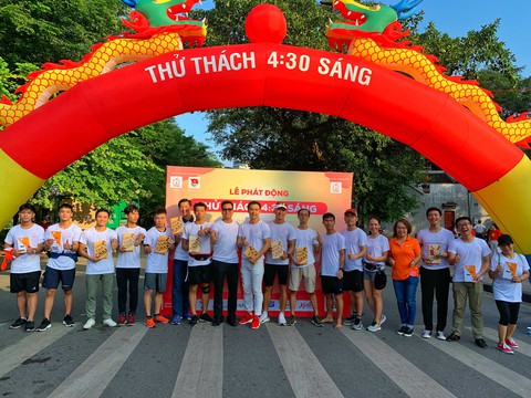 Bạn trẻ Hà Nội hào hứng đi bộ tham gia Thử thách 4h30 sáng - Ảnh 4. Bạn trẻ Hà Nội hào hứng đi bộ tham gia Thử thách 4h30 sáng - Ảnh 4.