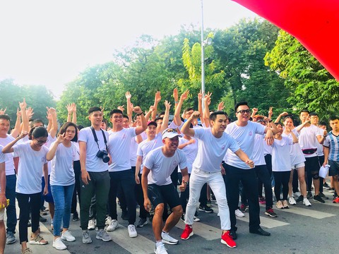 Bạn trẻ Hà Nội hào hứng đi bộ tham gia Thử thách 4h30 sáng - Ảnh 3. Bạn trẻ Hà Nội hào hứng đi bộ tham gia Thử thách 4h30 sáng - Ảnh 3.