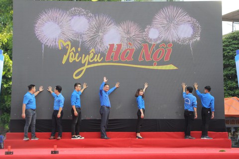 Bạn trẻ Hà Nội hào hứng đi bộ tham gia Thử thách 4h30 sáng - Ảnh 2. Bạn trẻ Hà Nội hào hứng đi bộ tham gia Thử thách 4h30 sáng - Ảnh 2.