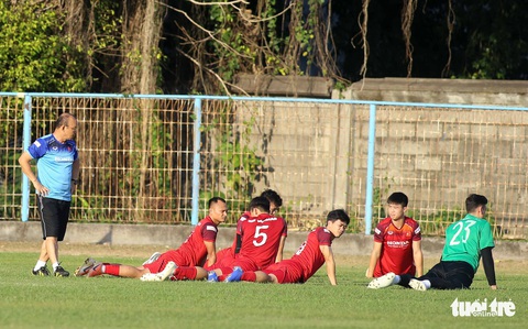 Tuyển Việt Nam ngồi cả tiếng đồng hồ trên xe buýt để đến sân tập ở Bali - Ảnh 9. Tuyển Việt Nam ngồi cả tiếng đồng hồ trên xe buýt để đến sân tập ở Bali - Ảnh 9.