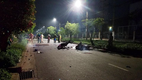 Chạy xe máy trong đường nội bộ với tốc độ cao, 2 thanh niên chết tại chỗ - Ảnh 2. Chạy xe máy trong đường nội bộ với tốc độ cao, 2 thanh niên chết tại chỗ - Ảnh 2.