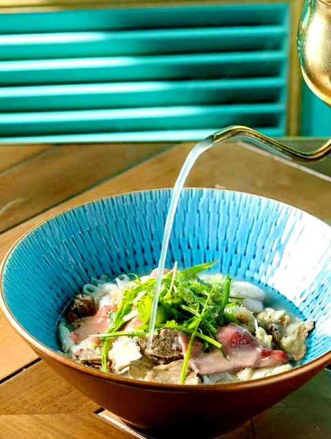 Hoa hậu Hương Giang mở nhà hàng phở Việt ở Hàng Châu, Trung Quốc - Ảnh 4. Hoa hậu Hương Giang mở nhà hàng phở Việt ở Hàng Châu, Trung Quốc - Ảnh 4.