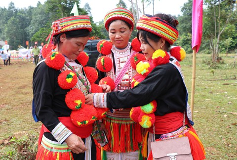 Nghệ thuật trang trí trang phục người Dao đỏ là Di sản văn hóa phi vật thể quốc gia - Ảnh 2. Nghệ thuật trang trí trang phục người Dao đỏ là Di sản văn hóa phi vật thể quốc gia - Ảnh 2.