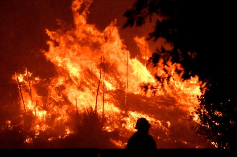 Cháy rừng Nam California, ít nhất 2 người chết, hàng chục ngàn người sơ tán - Ảnh 1. Cháy rừng Nam California, ít nhất 2 người chết, hàng chục ngàn người sơ tán - Ảnh 1.