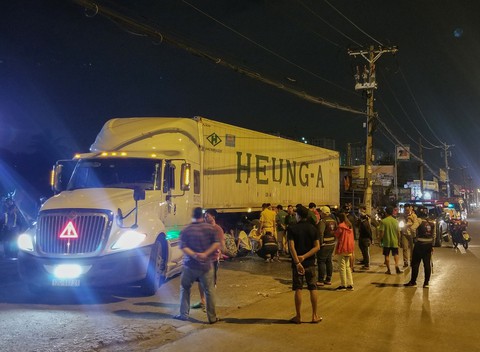 Người đàn ông nằm trước trạm xăng bị xe container cán chết trong đêm - Ảnh 1. Người đàn ông nằm trước trạm xăng bị xe container cán chết trong đêm - Ảnh 1.