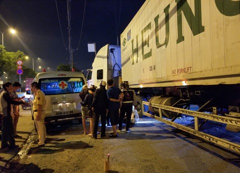 Người đàn ông nằm trước trạm xăng bị xe container cán chết trong đêm - Ảnh 2. Người đàn ông nằm trước trạm xăng bị xe container cán chết trong đêm - Ảnh 2.