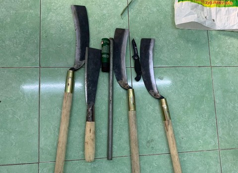 Công an truy đuổi bắn bể bánh xe hơi, bắt nhóm thanh niên nghi đánh người thuê - Ảnh 4. Công an truy đuổi bắn bể bánh xe hơi, bắt nhóm thanh niên nghi đánh người thuê - Ảnh 4.