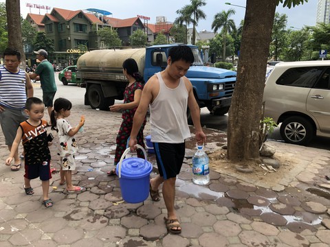 Hình ảnh dân Hà Nội rồng rắn xin nước sạch vì… nước bốc mùi lạ - Ảnh 13. Hình ảnh dân Hà Nội rồng rắn xin nước sạch vì… nước bốc mùi lạ - Ảnh 13.