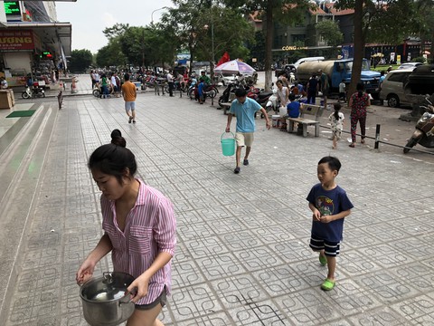 Hình ảnh dân Hà Nội rồng rắn xin nước sạch vì… nước bốc mùi lạ - Ảnh 15. Hình ảnh dân Hà Nội rồng rắn xin nước sạch vì… nước bốc mùi lạ - Ảnh 15.