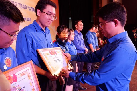 Ba trách nhiệm của công chức trẻ và cách giúp người dân hài lòng hơn - Ảnh 1. Ba trách nhiệm của công chức trẻ và cách giúp người dân hài lòng hơn - Ảnh 1.