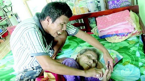 Người đàn ông thiểu năng nhặt ve chai nuôi mẹ già nằm liệt giường - Ảnh 1. Người đàn ông thiểu năng nhặt ve chai nuôi mẹ già nằm liệt giường - Ảnh 1.