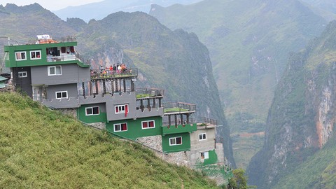 Công trình sai phạm trên đèo Mã Pì Lèng: Không thể phạt cho tồn tại - Ảnh 1. Công trình sai phạm trên đèo Mã Pì Lèng: Không thể phạt cho tồn tại - Ảnh 1.
