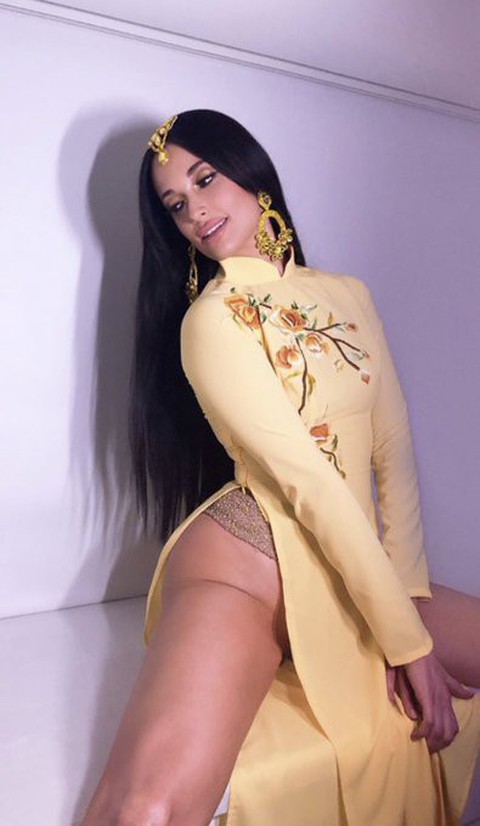 Nữ ca sĩ Kacey Musgraves từng đoạt Grammy mặc áo dài với... quần lót biểu diễn - Ảnh 5. Nữ ca sĩ Kacey Musgraves từng đoạt Grammy mặc áo dài với... quần lót biểu diễn - Ảnh 5.