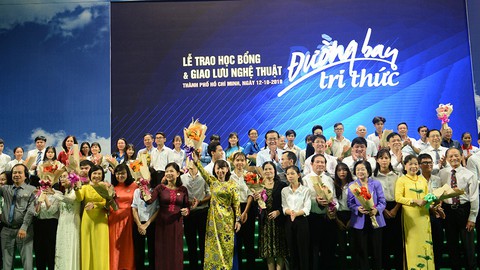 Tiếp sức đến trường: 17 năm nặng nghĩa ân - Ảnh 1. Tiếp sức đến trường: 17 năm nặng nghĩa ân - Ảnh 1.