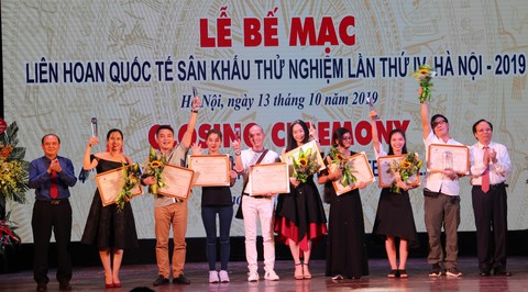 Thân phận nàng Kiều đoạt nhiều giải thưởng tại Liên hoan quốc tế sân khấu thử nghiệm - Ảnh 4. Thân phận nàng Kiều đoạt nhiều giải thưởng tại Liên hoan quốc tế sân khấu thử nghiệm - Ảnh 4.