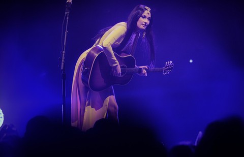Nữ ca sĩ Kacey Musgraves từng đoạt Grammy mặc áo dài với... quần lót biểu diễn - Ảnh 3. Nữ ca sĩ Kacey Musgraves từng đoạt Grammy mặc áo dài với... quần lót biểu diễn - Ảnh 3.