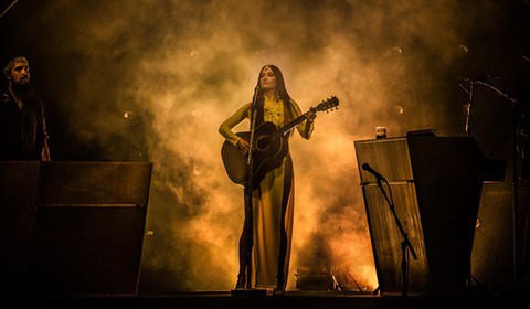 Nữ ca sĩ Kacey Musgraves từng đoạt Grammy mặc áo dài với... quần lót biểu diễn - Ảnh 1. Nữ ca sĩ Kacey Musgraves từng đoạt Grammy mặc áo dài với... quần lót biểu diễn - Ảnh 1.