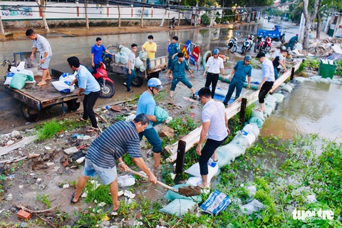 Triều cường giữa tháng vẫn cao do ảnh hưởng gió mùa Đông Bắc - Ảnh 1. Triều cường giữa tháng vẫn cao do ảnh hưởng gió mùa Đông Bắc - Ảnh 1.