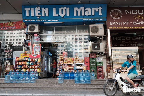 Dân Linh Đàm chật vật lo nước sạch sau 3 ngày nước máy vẫn khó ngửi - Ảnh 2. Dân Linh Đàm chật vật lo nước sạch sau 3 ngày nước máy vẫn khó ngửi - Ảnh 2.