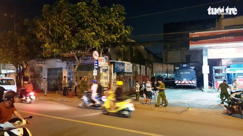 Khám hiện trường điều tra vụ xô xát giữa hai nhóm khiến một người chết - Ảnh 2. Khám hiện trường điều tra vụ xô xát giữa hai nhóm khiến một người chết - Ảnh 2.