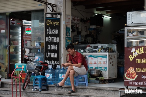 Dân Linh Đàm chật vật lo nước sạch sau 3 ngày nước máy vẫn khó ngửi - Ảnh 3. Dân Linh Đàm chật vật lo nước sạch sau 3 ngày nước máy vẫn khó ngửi - Ảnh 3.