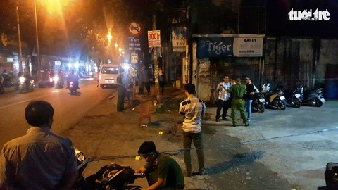 Khám hiện trường điều tra vụ xô xát giữa hai nhóm khiến một người chết - Ảnh 3. Khám hiện trường điều tra vụ xô xát giữa hai nhóm khiến một người chết - Ảnh 3.