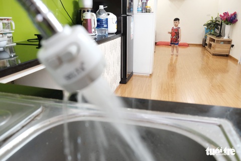 Dân Linh Đàm chật vật lo nước sạch sau 3 ngày nước máy vẫn khó ngửi - Ảnh 4. Dân Linh Đàm chật vật lo nước sạch sau 3 ngày nước máy vẫn khó ngửi - Ảnh 4.