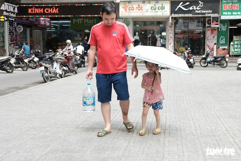 Dân Linh Đàm chật vật lo nước sạch sau 3 ngày nước máy vẫn khó ngửi - Ảnh 7. Dân Linh Đàm chật vật lo nước sạch sau 3 ngày nước máy vẫn khó ngửi - Ảnh 7.