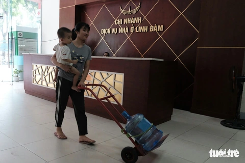 Dân Linh Đàm chật vật lo nước sạch sau 3 ngày nước máy vẫn khó ngửi - Ảnh 8. Dân Linh Đàm chật vật lo nước sạch sau 3 ngày nước máy vẫn khó ngửi - Ảnh 8.