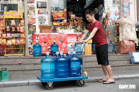 Dân Linh Đàm chật vật lo nước sạch sau 3 ngày nước máy vẫn khó ngửi - Ảnh 9. Dân Linh Đàm chật vật lo nước sạch sau 3 ngày nước máy vẫn khó ngửi - Ảnh 9.
