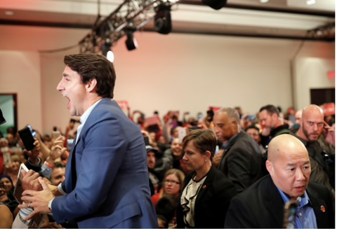 Thủ tướng Canada mặc áo chống đạn khi... tranh cử - Ảnh 1. Thủ tướng Canada mặc áo chống đạn khi... tranh cử - Ảnh 1.