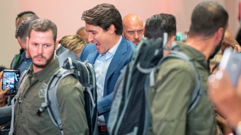 Thủ tướng Canada mặc áo chống đạn khi... tranh cử - Ảnh 2. Thủ tướng Canada mặc áo chống đạn khi... tranh cử - Ảnh 2.