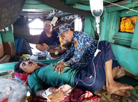 Bộ đội nhà giàn cấp cứu cho ngư dân ngay trên tàu cá - Ảnh 1. Bộ đội nhà giàn cấp cứu cho ngư dân ngay trên tàu cá - Ảnh 1.