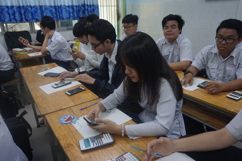 TP.HCM: học sinh làm bài kiểm tra trên điện thoại, báo điểm ngay - Ảnh 1. TP.HCM: học sinh làm bài kiểm tra trên điện thoại, báo điểm ngay - Ảnh 1.