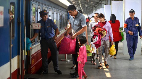 Chống cò đầu cơ vé tàu tết - Ảnh 1. Chống cò đầu cơ vé tàu tết - Ảnh 1.