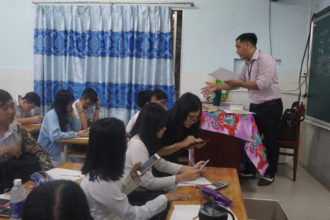 TP.HCM: học sinh làm bài kiểm tra trên điện thoại, báo điểm ngay - Ảnh 2. TP.HCM: học sinh làm bài kiểm tra trên điện thoại, báo điểm ngay - Ảnh 2.