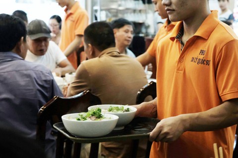 Đến Hà Nội, đừng bỏ qua ba quán phở trứ danh này - Ảnh 9. Đến Hà Nội, đừng bỏ qua ba quán phở trứ danh này - Ảnh 9.