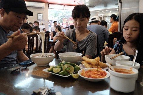 Đến Hà Nội, đừng bỏ qua ba quán phở trứ danh này - Ảnh 11. Đến Hà Nội, đừng bỏ qua ba quán phở trứ danh này - Ảnh 11.