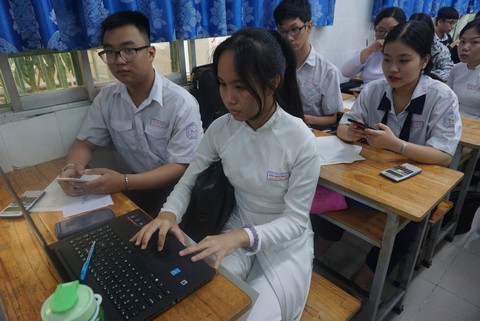 TP.HCM: học sinh làm bài kiểm tra trên điện thoại, báo điểm ngay - Ảnh 3. TP.HCM: học sinh làm bài kiểm tra trên điện thoại, báo điểm ngay - Ảnh 3.