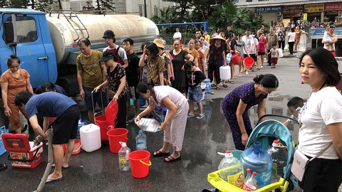 Nước sạch ở Hà Nội nhiễm dầu thải? - Ảnh 1. Nước sạch ở Hà Nội nhiễm dầu thải? - Ảnh 1.