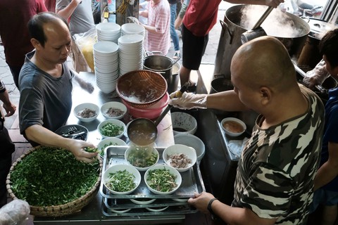 Đến Hà Nội, đừng bỏ qua ba quán phở trứ danh này - Ảnh 3. Đến Hà Nội, đừng bỏ qua ba quán phở trứ danh này - Ảnh 3.