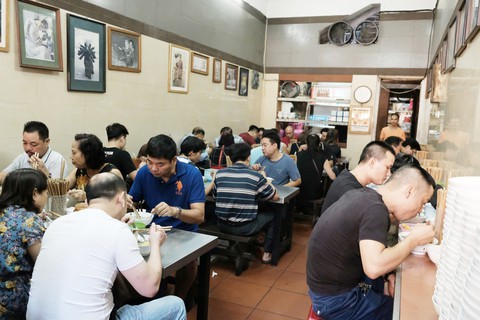 Đến Hà Nội, đừng bỏ qua ba quán phở trứ danh này - Ảnh 4. Đến Hà Nội, đừng bỏ qua ba quán phở trứ danh này - Ảnh 4.