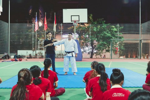 Sinh viên hào hứng với chuyên đề Hướng dẫn kỹ năng tự vệ cho nữ sinh SIU - Ảnh 2. Sinh viên hào hứng với chuyên đề Hướng dẫn kỹ năng tự vệ cho nữ sinh SIU - Ảnh 2.