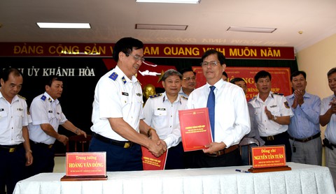 Cảnh sát biển ký kết chương trình đồng hành cùng ngư dân - Ảnh 1. Cảnh sát biển ký kết chương trình đồng hành cùng ngư dân - Ảnh 1.