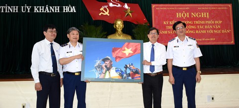 Cảnh sát biển ký kết chương trình đồng hành cùng ngư dân - Ảnh 3. Cảnh sát biển ký kết chương trình đồng hành cùng ngư dân - Ảnh 3.